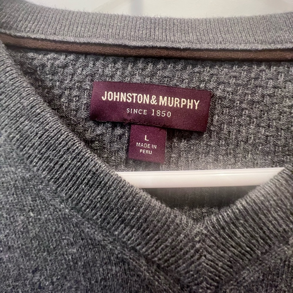 Johnston & Murphy grey v-neck sweater size large